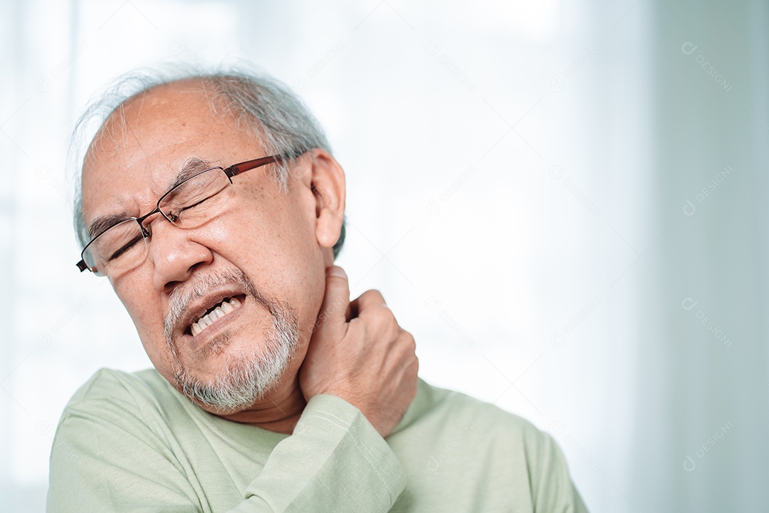 Idoso asiático sênior sente dor no pescoço sua dor no pescoço comovente.