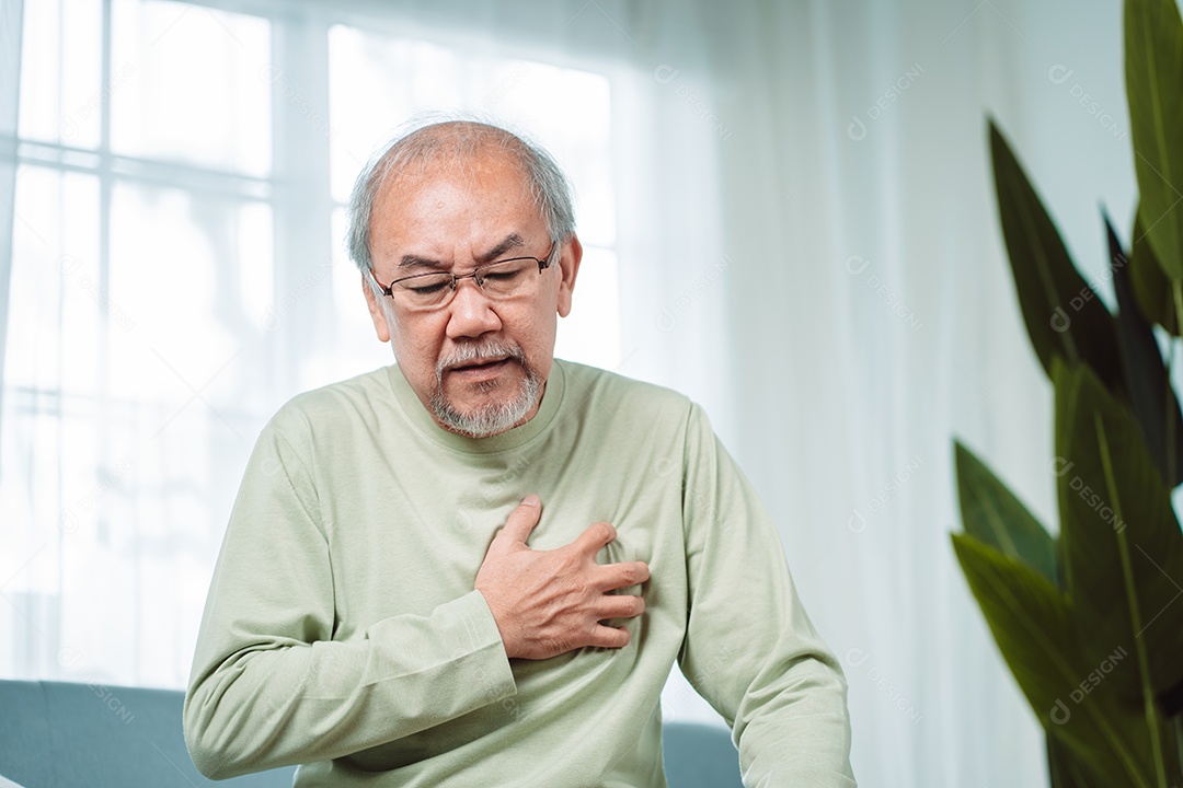 Homem sênior com dor no peito sofre de ataque cardíaco.
