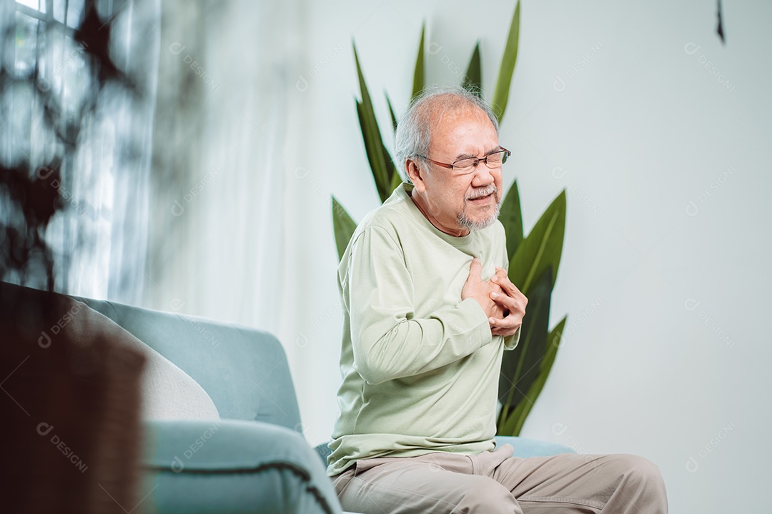 Homem sênior com dor no peito sofre de ataque cardíaco.