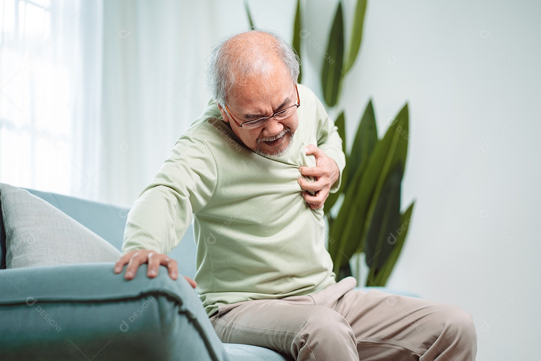 Homem sênior com dor no peito sofre de ataque cardíaco.