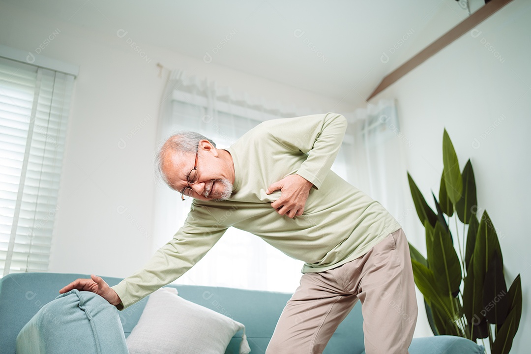 Homem sênior com dor no peito sofre de ataque cardíaco.