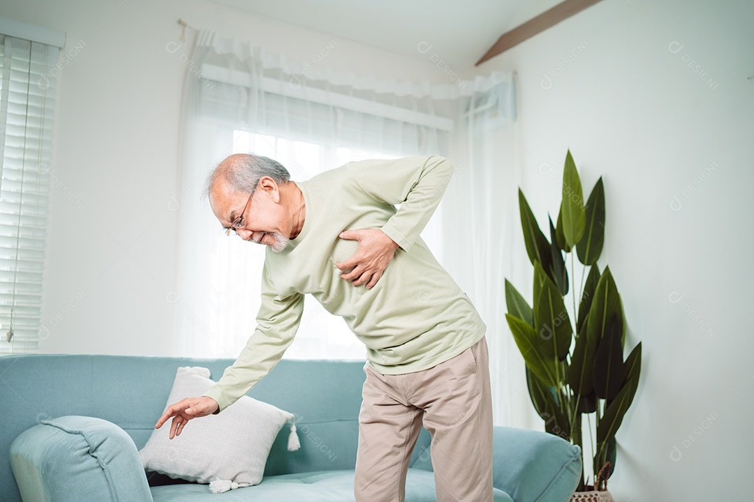 Homem sênior com dor no peito sofre de ataque cardíaco.