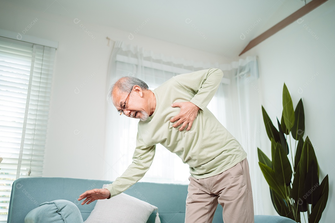 Homem sênior com dor no peito sofre de ataque cardíaco.