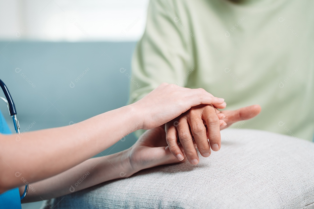 Cuidador asiático de mãos dadas com idoso