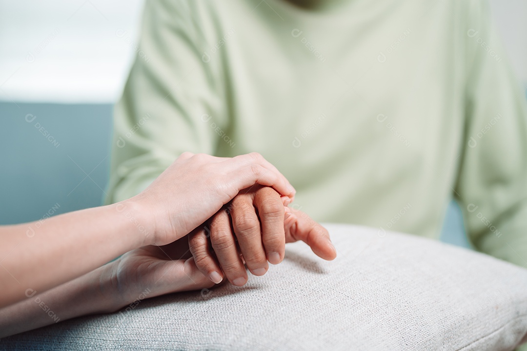 Cuidador asiático de mãos dadas com idoso