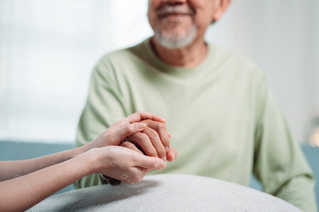 Cuidador asiático de mãos dadas com homem idoso