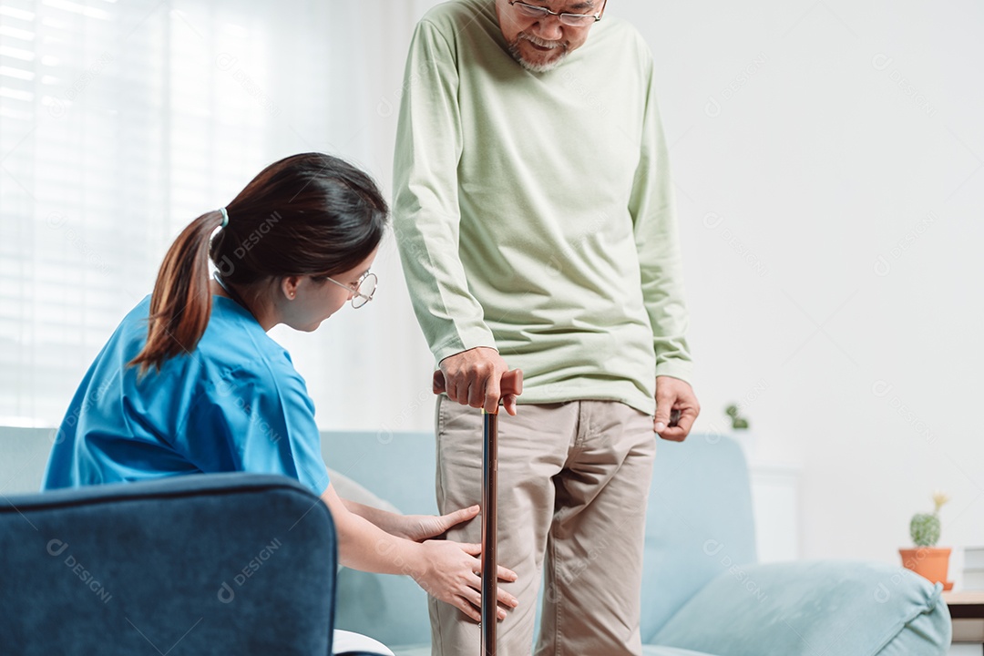 Paciente idoso asiático sênior fazendo fisioterapia com cuidador.