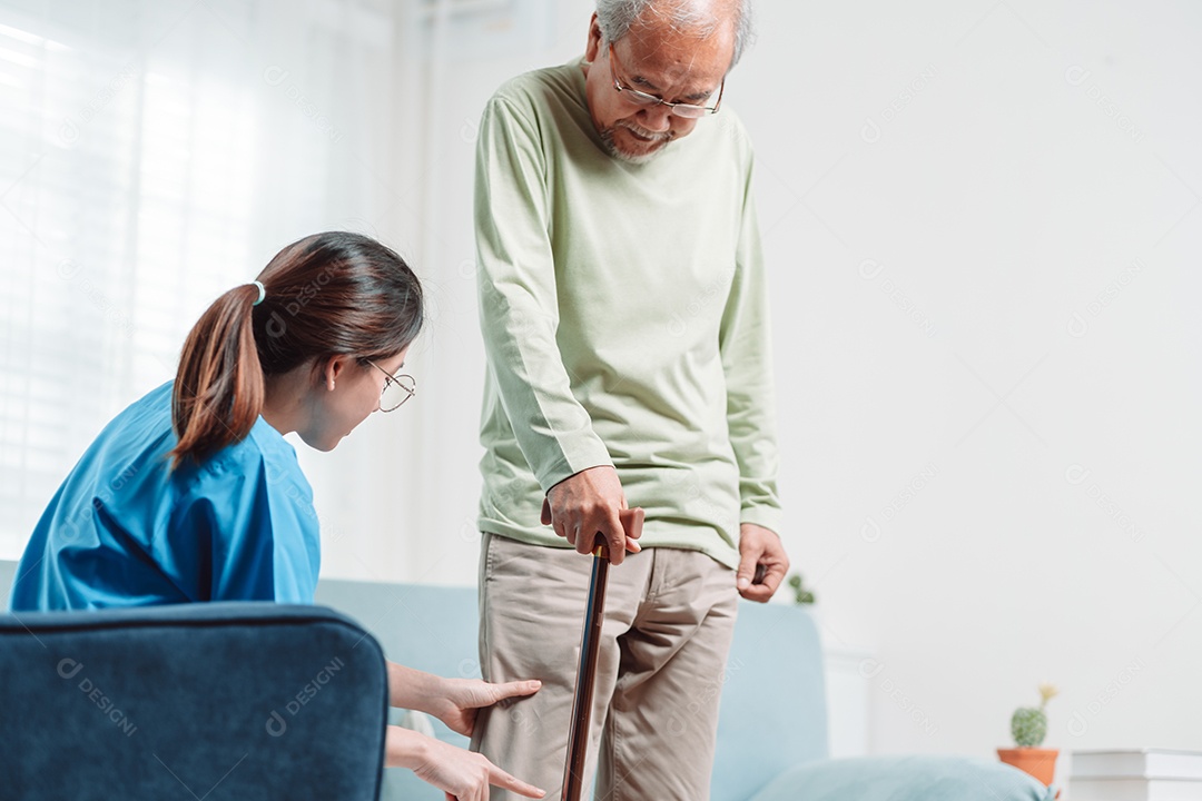 Paciente idoso asiático sênior fazendo fisioterapia com cuidador.