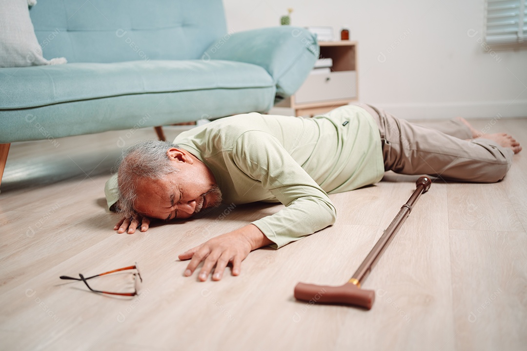 Homem sênior asiático caindo no chão com bengala na sala de estar em casa.