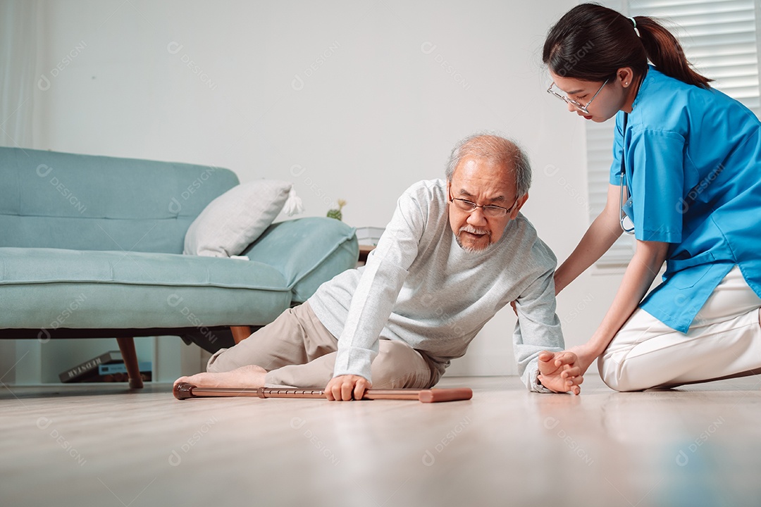 Mulher asiática ajudando o homem sênior que caiu no chão na sala de estar em casa.