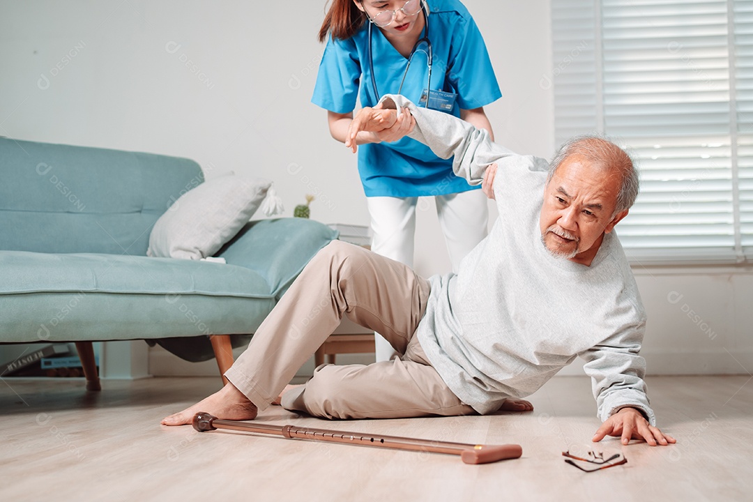 Mulher asiática ajudando o homem sênior que caiu no chão na sala de estar em casa.