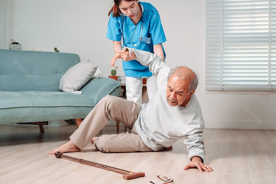 Mulher asiática ajudando o homem sênior que caiu no chão na sala de estar em casa.