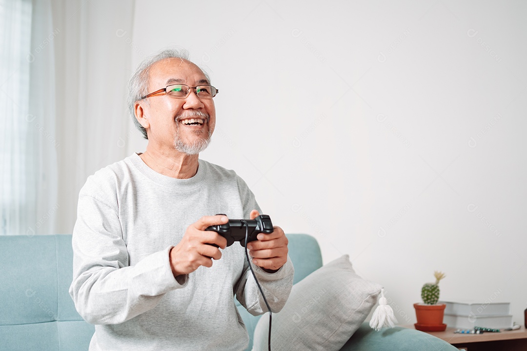 Sênior asiático se divertindo jogando videogame