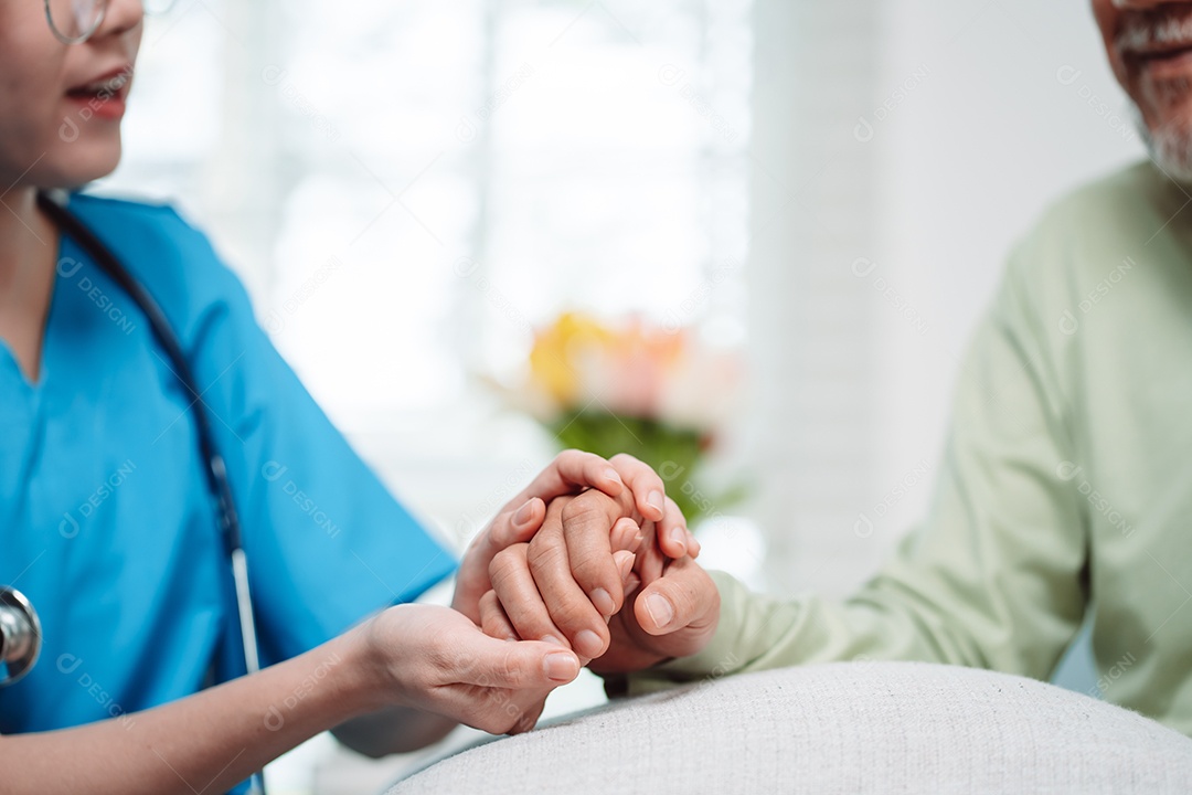 Cuidador asiático de mãos dadas com idoso