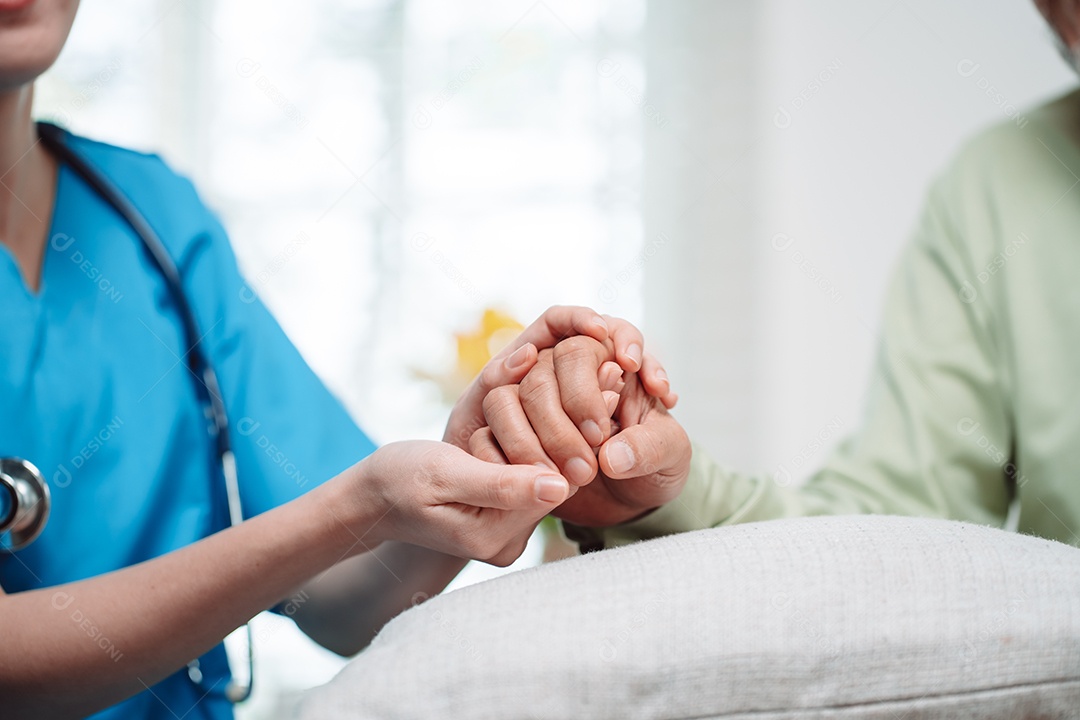 Cuidador asiático de mãos dadas com idoso