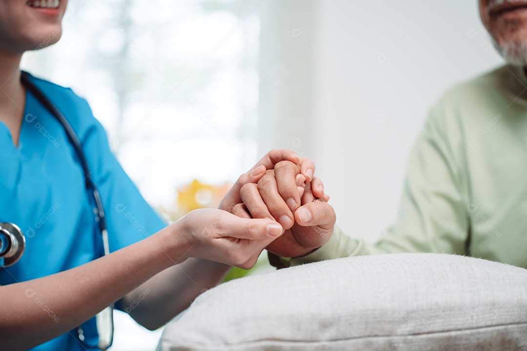 Cuidador asiático de mãos dadas, idoso