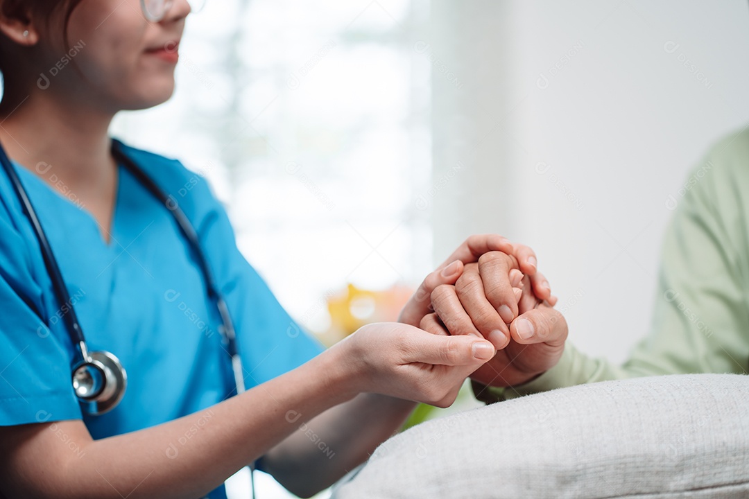 Cuidador asiático de mãos dadas, idoso