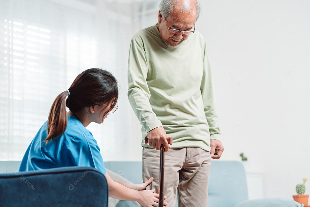 Paciente idoso asiático sênior fazendo fisioterapia com cuidador.