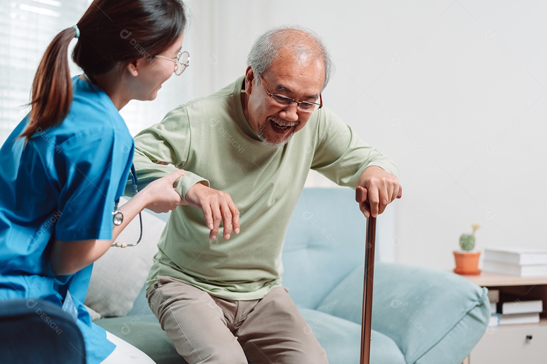 Paciente idoso asiático sênior fazendo fisioterapia com cuidador.