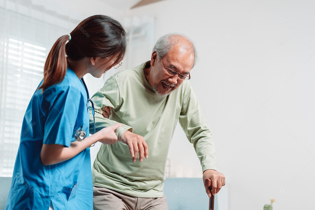 Paciente idoso asiático sênior fazendo fisioterapia com cuidador.