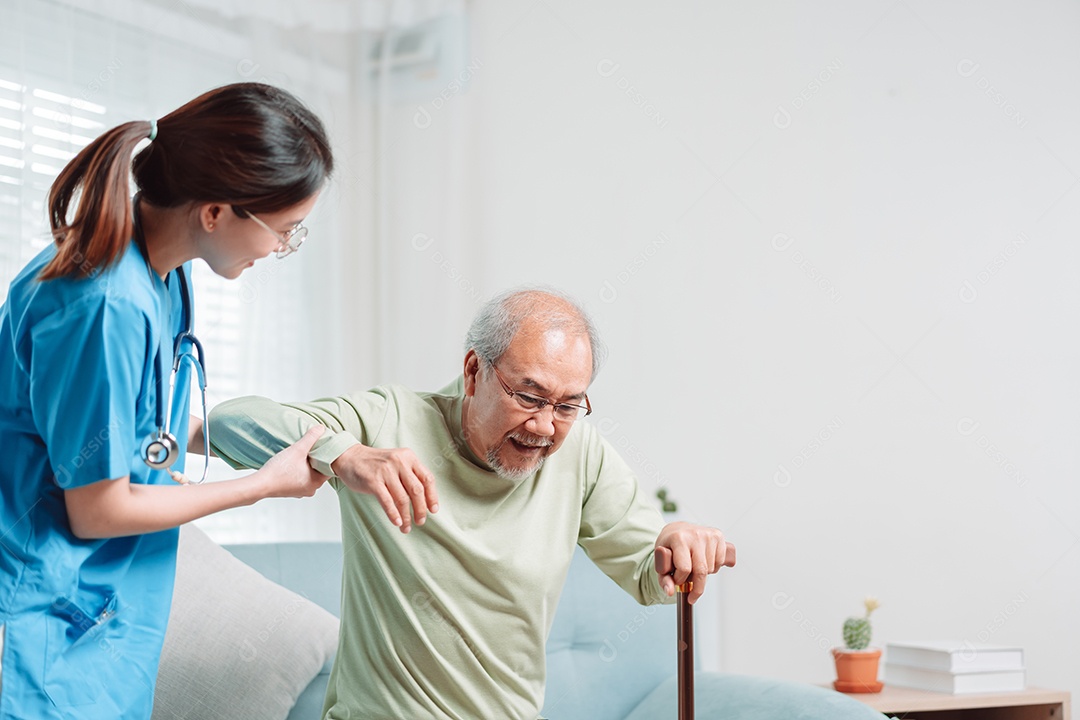 Paciente idoso asiático sênior fazendo fisioterapia com cuidador.