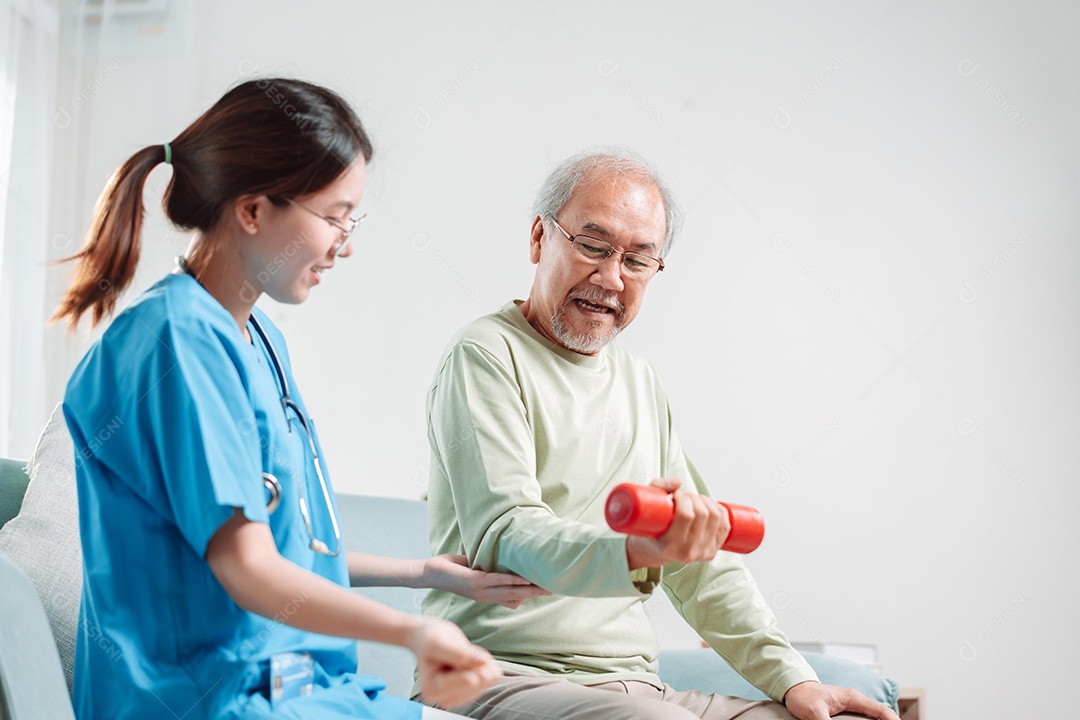 Velho sênior asiático fazendo fisioterapeuta com apoio do cuidador.