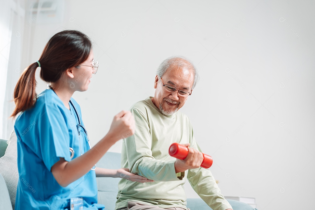 Homem sênior asiático caindo no chão com bengala na sala de estar em casa.