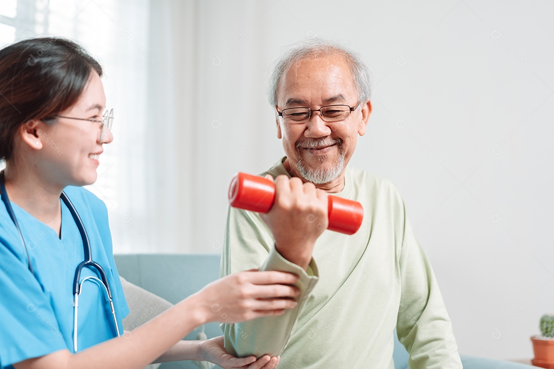 Velho sênior asiático fazendo fisioterapeuta com apoio do cuidador.