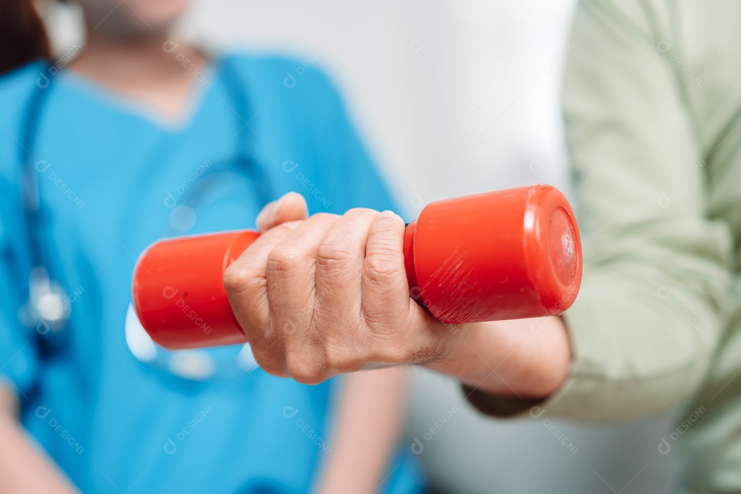 Velho sênior asiático fazendo fisioterapeuta com apoio do cuidador.