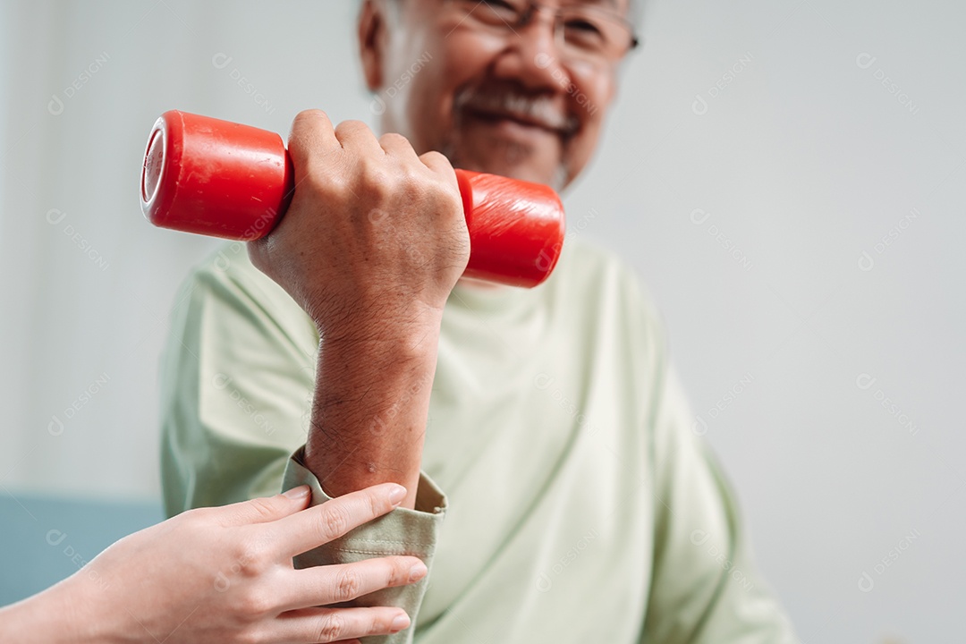 Velho sênior asiático fazendo fisioterapeuta com apoio do cuidador.