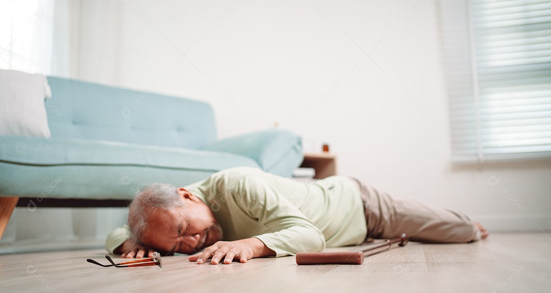 Homem sênior asiático caindo no chão com bengala na sala de estar em casa.