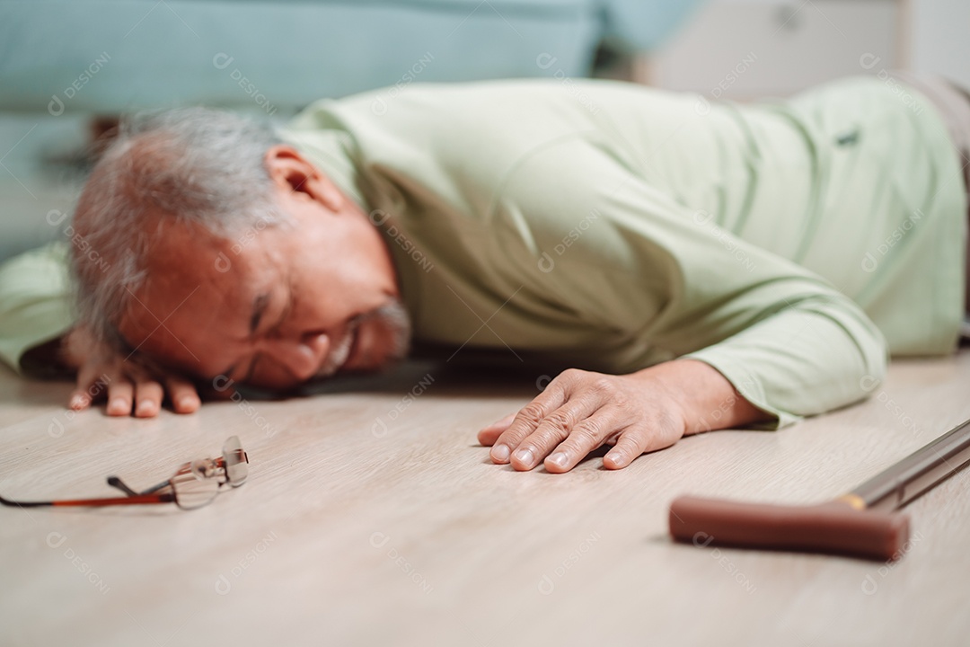Homem sênior asiático caindo no chão com bengala na sala de estar em casa