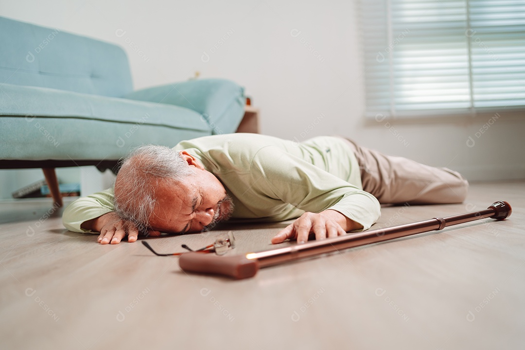 Homem sênior asiático caindo no chão com bengala na sala de estar em casa