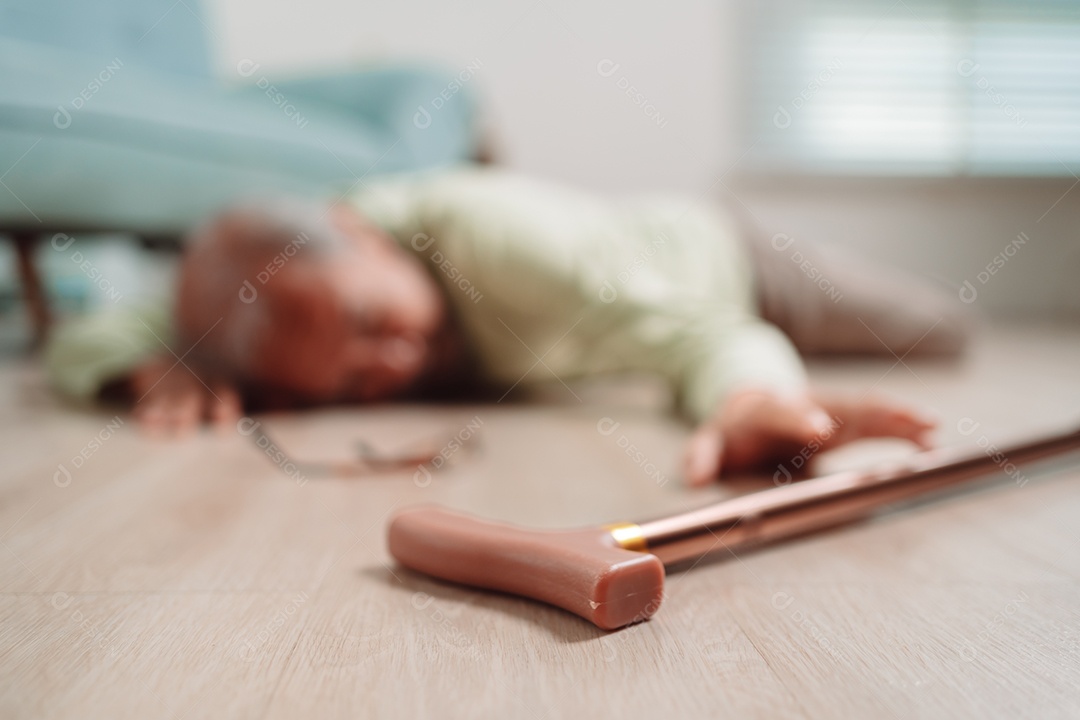 Homem sênior asiático caindo no chão com bengala na sala de estar em casa.