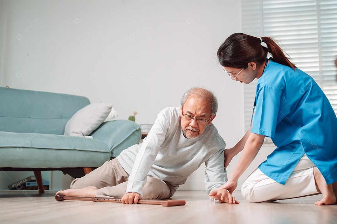 Mulher asiática ajudando o homem sênior que caiu no chão na sala de estar em casa.