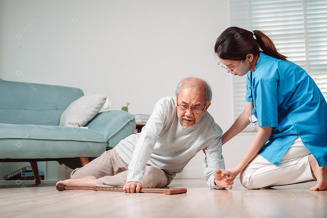 Mulher asiática ajudando o homem sênior que caiu no chão na sala de estar em casa.