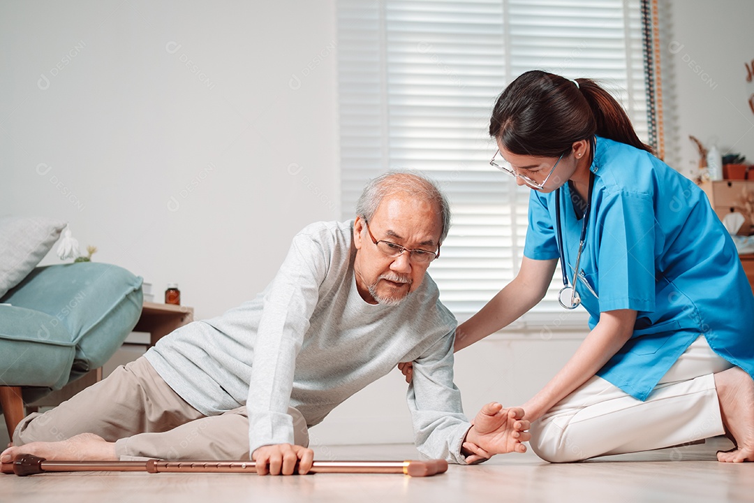 Mulher asiática ajudando o homem sênior que caiu no chão na sala de estar em casa.