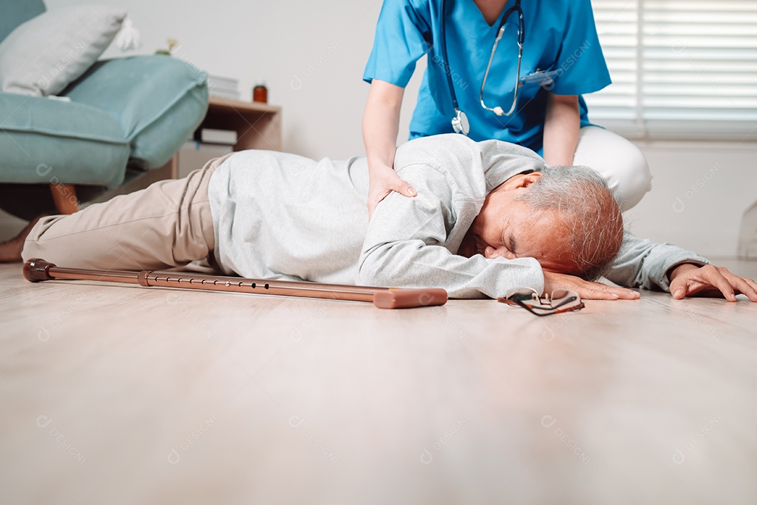 Mulher asiática ajudando o homem sênior que caiu no chão na sala de estar em casa.