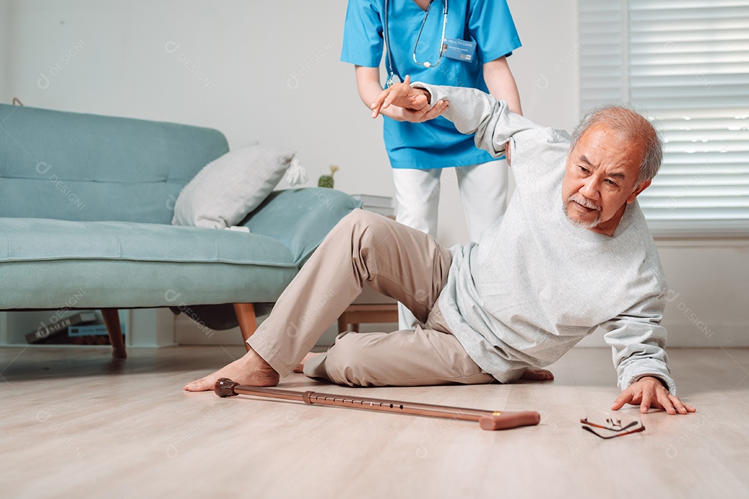 Mulher asiática ajudando o homem sênior que caiu no chão na sala de estar em casa.