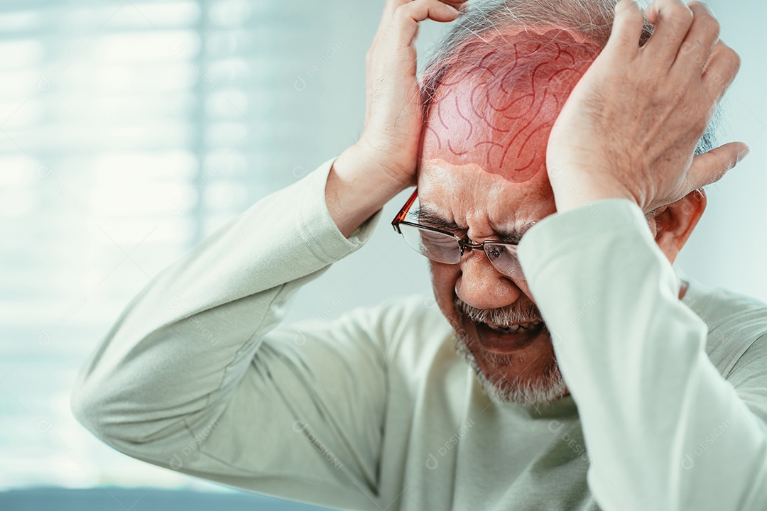 Idoso asiático sentindo dor de cabeça, sofrimento e enxaqueca na sala de estar em casa.