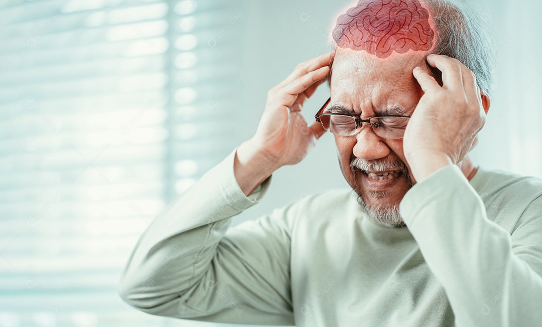 Idoso asiático sentindo dor de cabeça, sofrimento e enxaqueca na sala de estar em casa.