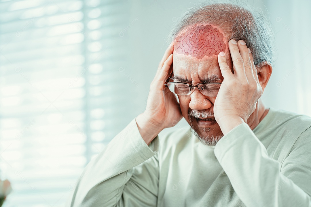 Idoso asiático sentindo dor de cabeça, sofrimento e enxaqueca na sala de estar em casa.