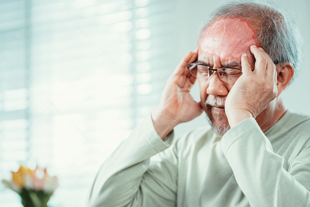 Idoso asiático sentindo dor de cabeça, sofrimento e enxaqueca na sala de estar em casa.