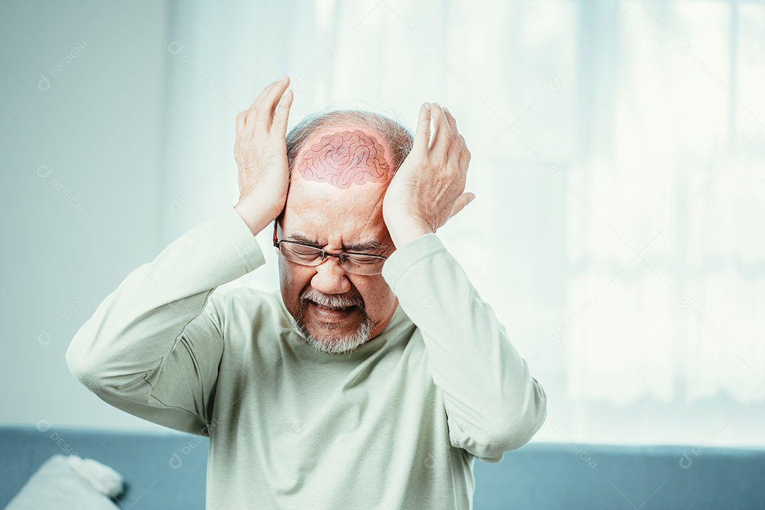 Idoso asiático sentindo dor de cabeça, sofrimento e enxaqueca na sala de estar em casa.