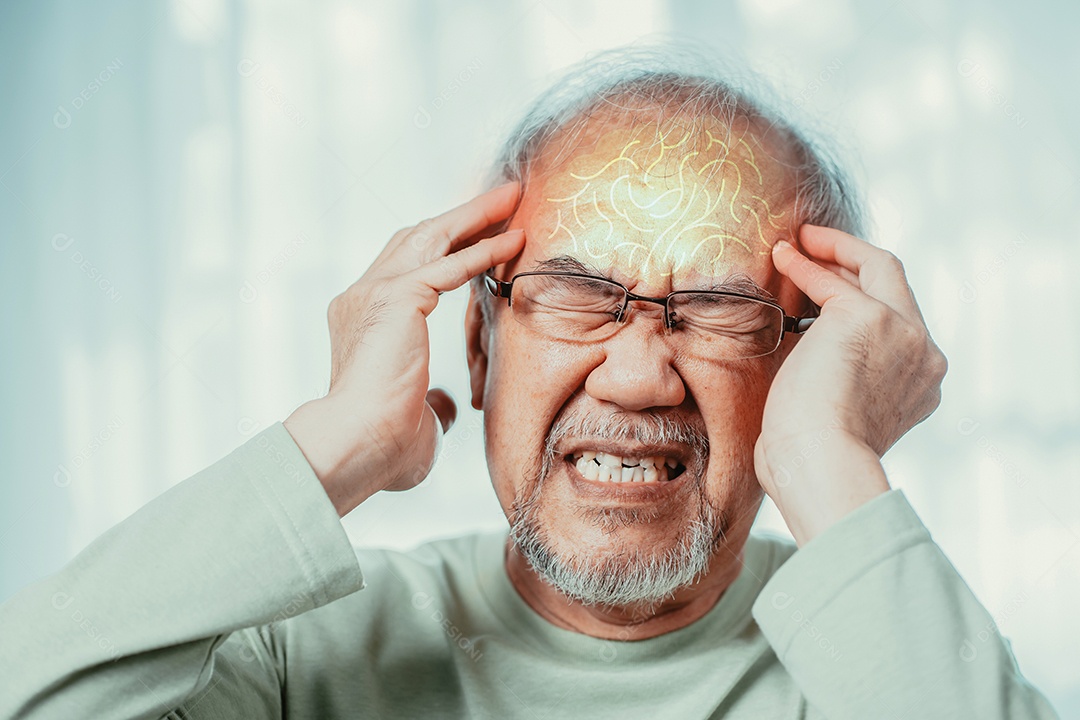 Idoso asiático sentindo dor de cabeça, sofrimento e enxaqueca na sala de estar em casa.