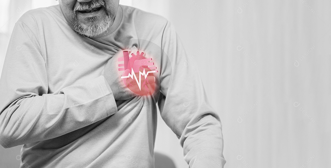 Homem sênior com dor no peito, seu sofrimento forma ataque cardíaco.