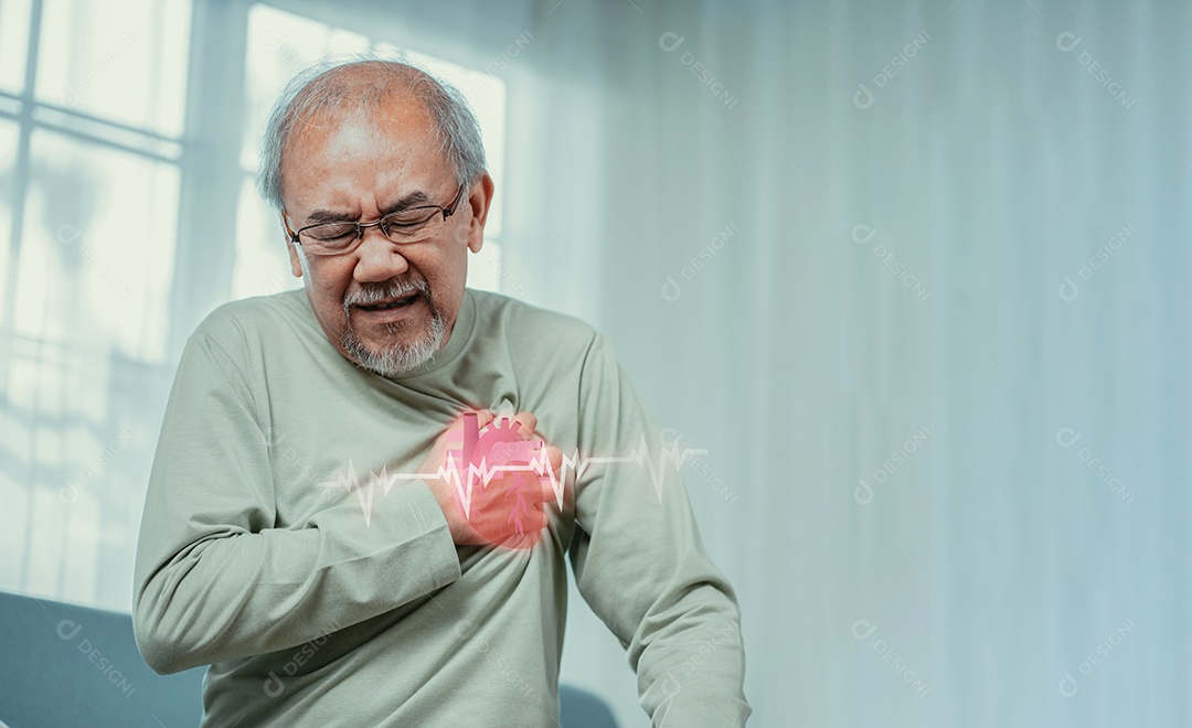 Homem sênior com dor no peito, seu sofrimento forma ataque cardíaco.