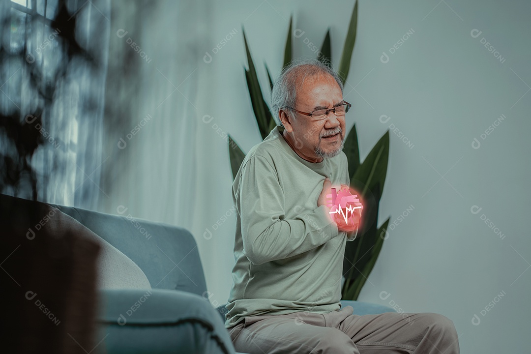 Homem sênior com dor no peito, seu sofrimento forma ataque cardíaco.