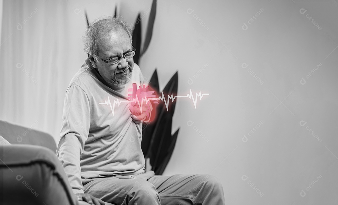 Homem sênior com dor no peito, seu sofrimento forma ataque cardíaco.