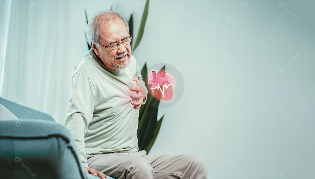 Homem sênior com dor no peito, seu sofrimento forma ataque cardíaco.